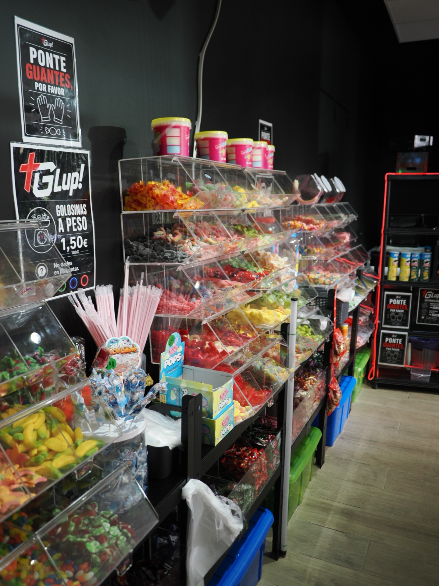 Expositor de chuches a granel a 1,50€/100g con gran variedad de gominolas