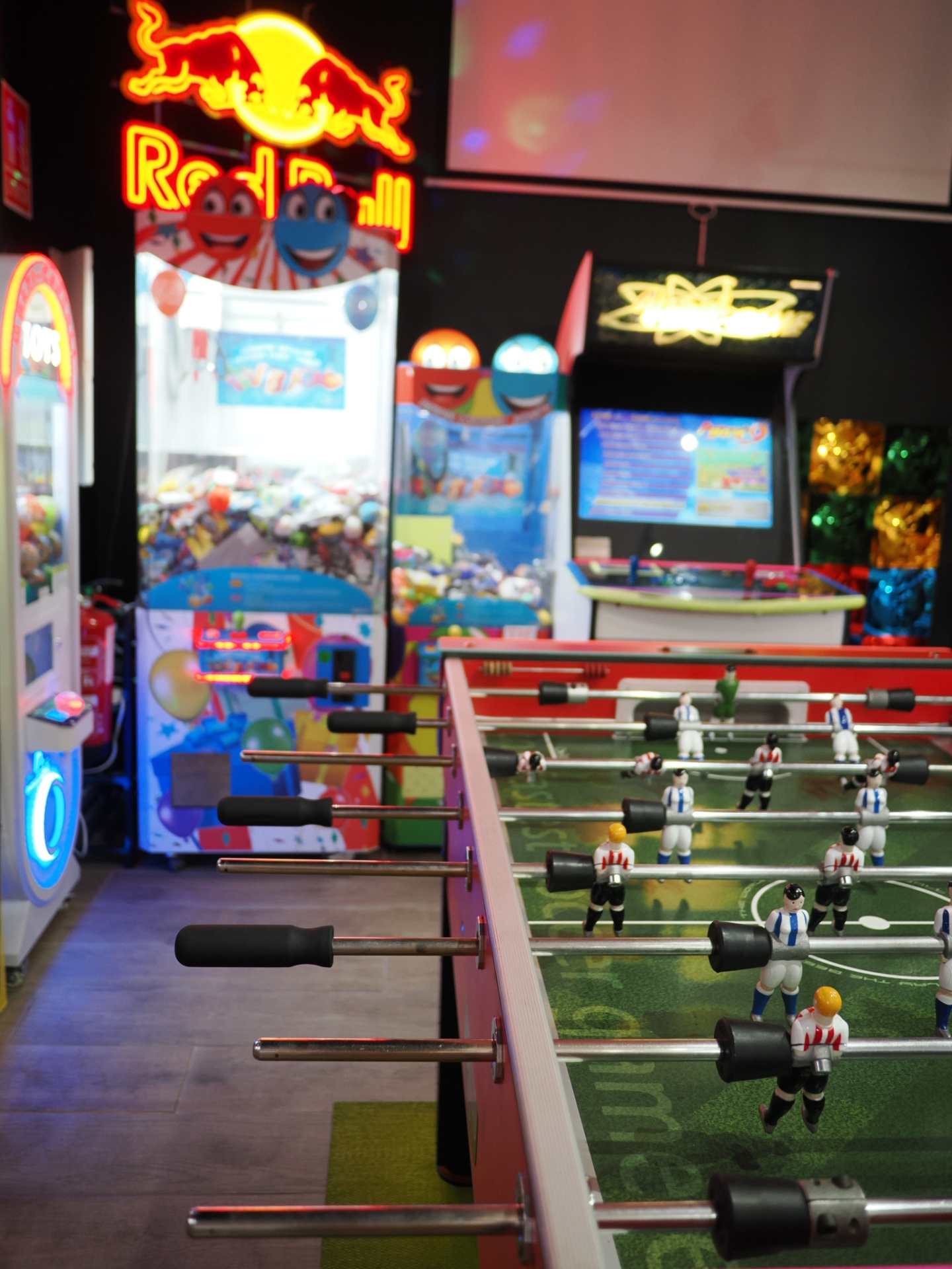 Futbolín y máquinas arcade en la zona de juegos de +Glup!
