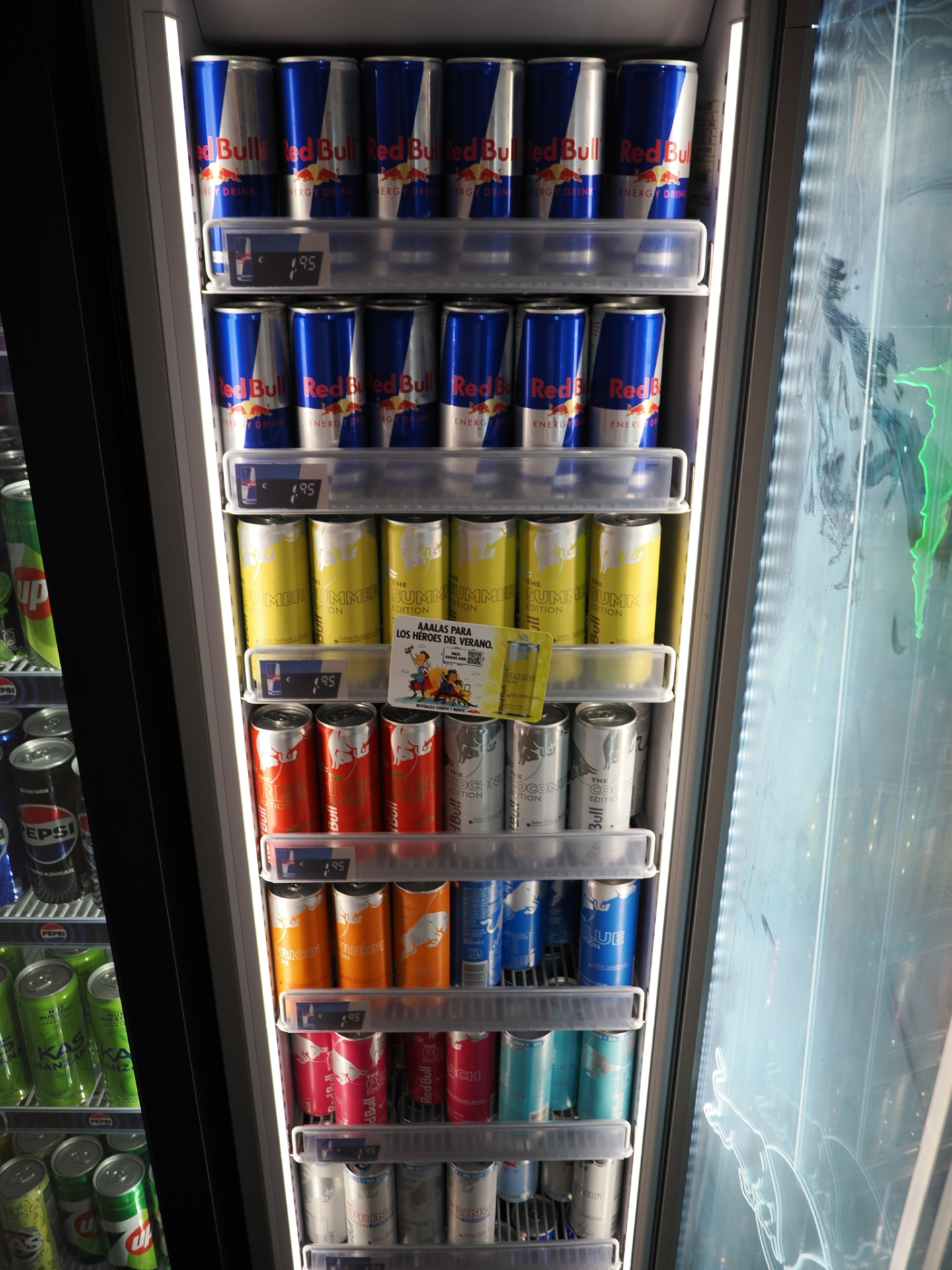 Nevera con Red Bull ediciones especiales: original, summer, coconut y más