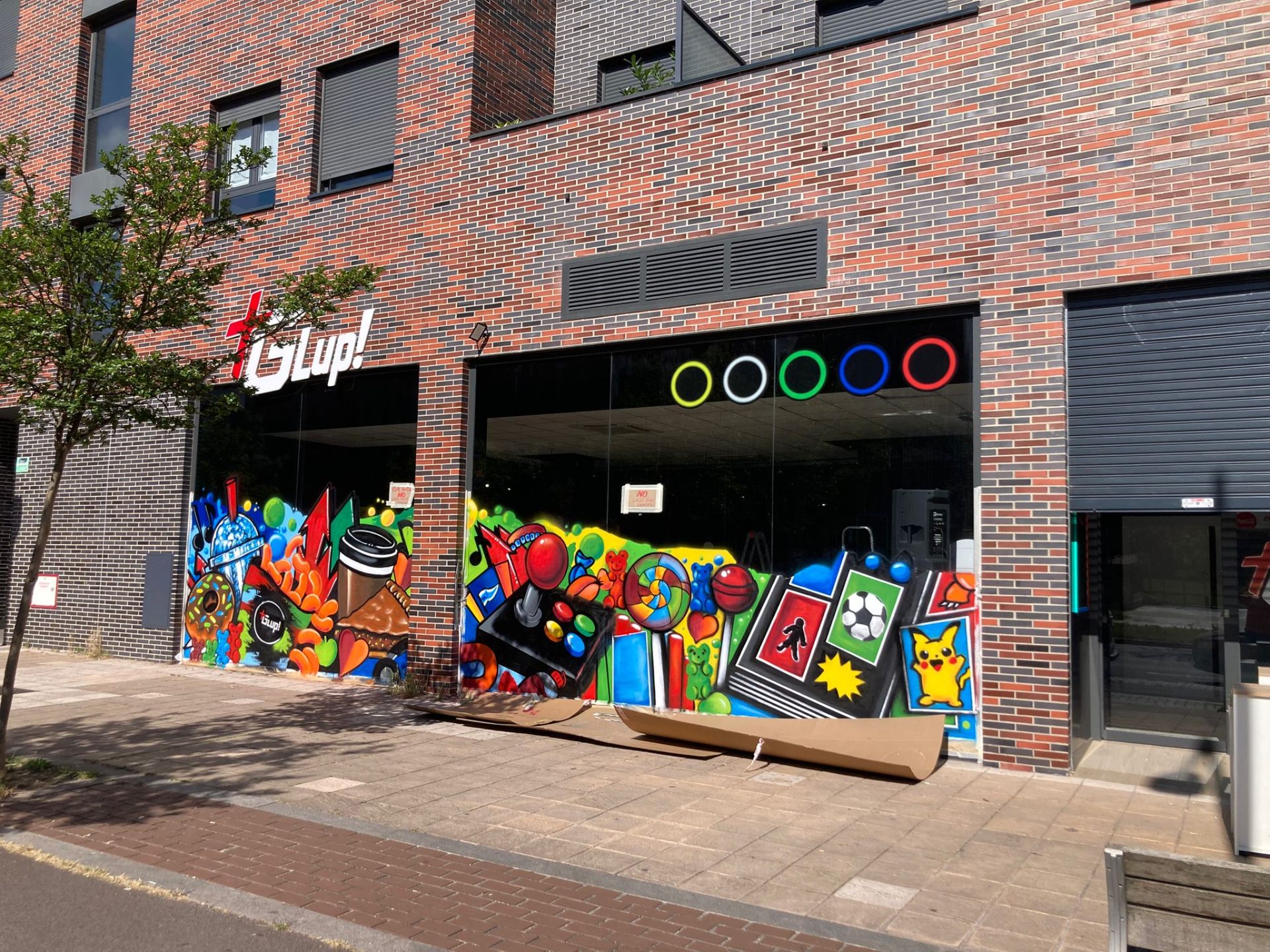 Fachada de +Glup! en Zabalgana, Vitoria-Gasteiz — tienda de chuches con neones
