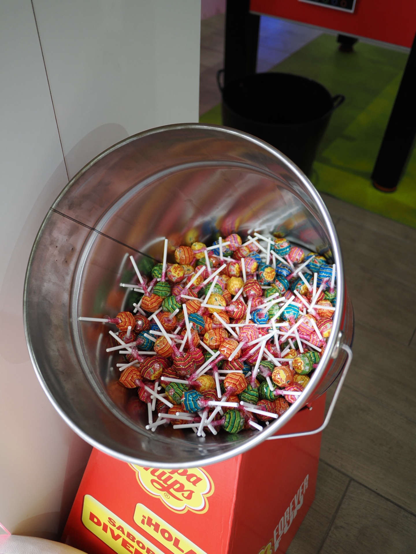 Cubo lleno de Chupa Chups de sabores variados