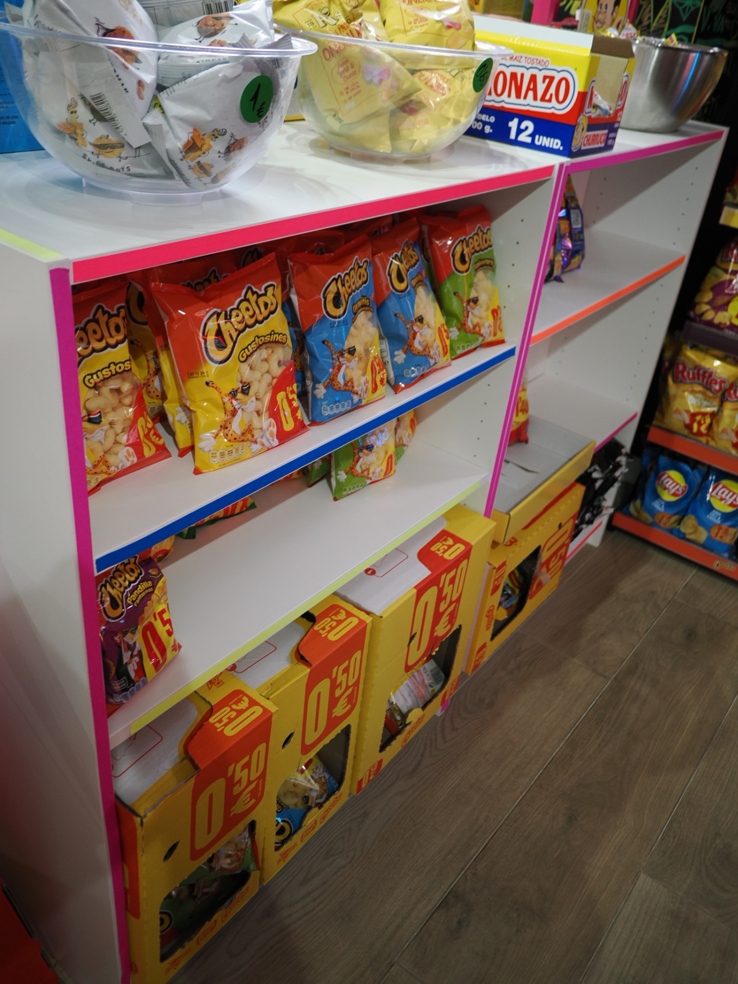 Estanterías con Cheetos, Ruffles y Lay's a precios de 0,50€ y 1€